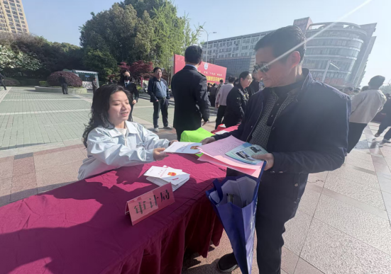 宝应县审计局开展“4.15”全民国家安全教育日广场法治宣传活动